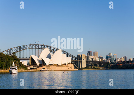 Blick über Farm Cove, das Sydney Opera House und Harbour Bridge. Sydney, New South Wales, Australien Stockfoto