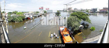 Hochwasser auf Straße, Rangsit, Pathum Thanni Provinz, Thailand Stockfoto