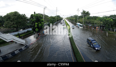 Hochwasser an der Phaholyothin Road, Pathum Thanni Provinz, Thailand Stockfoto