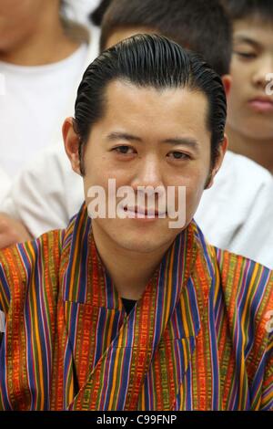 Bhutans König Jigme Khesar Namgyel Wangchuck und Königin Jetsun Pema besuchen die Kodokan Judo Hall in Tokio, Japan, 17. November 2011. Das Königspaar Videodemonstration Judo bei sechs-Tage-Besuch in Japan. (Foto von Yutaka/AFLO) [1040] - Yu- Stockfoto