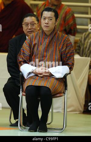 Bhutans König Jigme Khesar Namgyel Wangchuck und Königin Jetsun Pema besuchen die Kodokan Judo Hall in Tokio, Japan, 17. November 2011. Das Königspaar Videodemonstration Judo bei sechs-Tage-Besuch in Japan. (Foto von Yutaka/AFLO) [1040] - Yu- Stockfoto