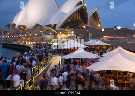 Menschenmengen füllen die Opera Bar am Sydney Harbour Wasser. Circular Quay, Sydney, New South Wales, Australien Stockfoto