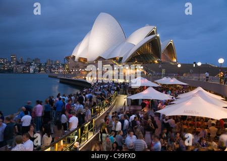 Menschenmengen füllen die Opera Bar am Sydney Harbour Wasser. Circular Quay, Sydney, New South Wales, Australien Stockfoto