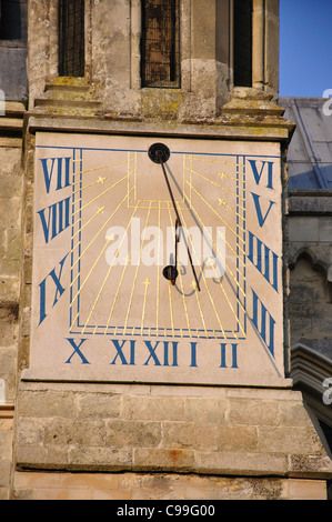 Sonnenuhr an der Ostwand des Chichester Cathedral, Chichester, West Sussex, England, Vereinigtes Königreich Stockfoto