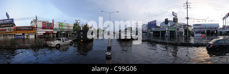 Hochwasser an der Phaholyothin Road, Pathum Thanni Provinz, Thailand Stockfoto