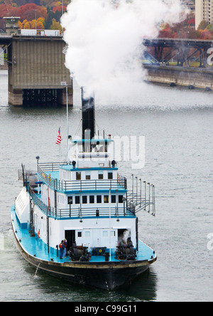 Vorderansicht des Boot-Raddampfer auf dem Williamette River in Portland Überschrift flussabwärts Stockfoto