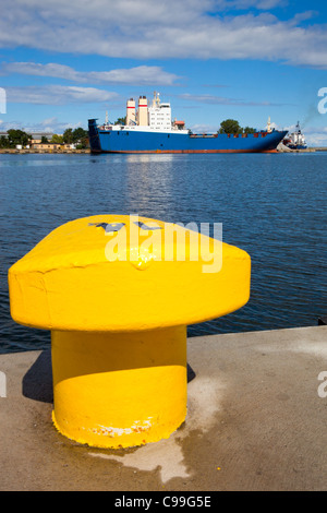 Bitts gelb vor dem Hintergrund eines Schiff festgemacht. Gdynia, Polen. Stockfoto