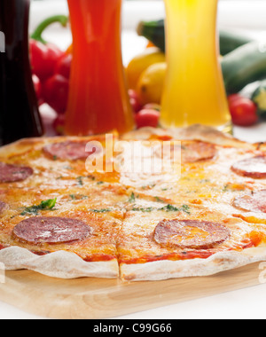 Italienisches original dünne Kruste Peperoni-Pizza mit Auswahl an Bieren und Gemüse auf Hintergrund Stockfoto