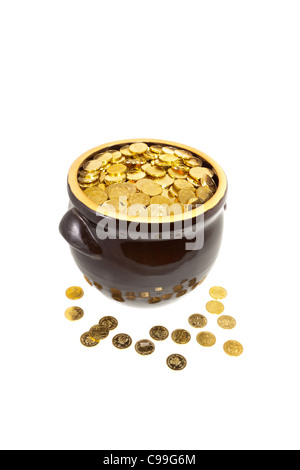 Topf mit gold-Münzen isoliert auf weißem Hintergrund. Stockfoto