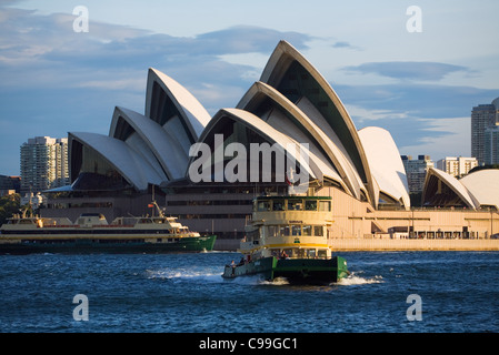 Mit der Fähre im Hafen von Sydney mit der Oper im Hintergrund.  Sydney, New South Wales, Australien Stockfoto