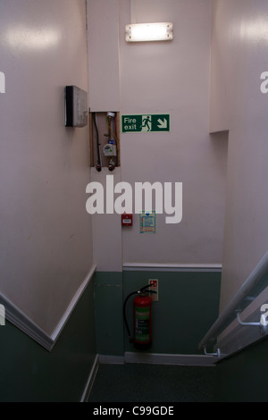 Treppenhaus mit Brennpunkt und Feuerlöscher Stockfoto