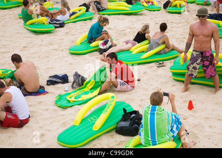 Marktteilnehmer aufblasen ihrer Neuheit Riemen für die Havaianas Thong Herausforderung am Bondi Beach.  Sydney, New South Wales, Australien Stockfoto