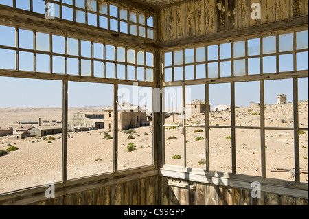 Blick von der Veranda eines verlassenen Gebäudes in Kolmanskop einer ehemaligen Diamantenmine in Namibia Stockfoto