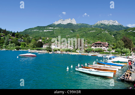 Talloires Boote vertäut See Annecy Haute Savoie Süd Ost Frankreich Stockfoto