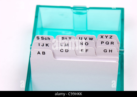 grüne Veranstalter von Buchstaben isoliert auf weiss Stockfoto