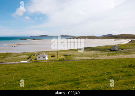 Die kleine Siedlung Eoligarry im Norden der Insel Barra mit Blick auf Tràigh Sgùrabhal. Stockfoto