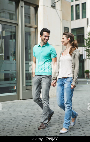 Deutschland, Berlin, paar hand in hand gehen durch Stadtstraße Stockfoto