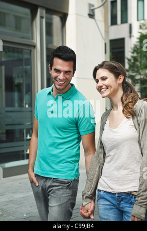 Deutschland, Berlin, paar hand in hand gehen durch Stadtstraße Stockfoto