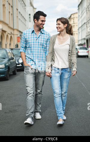 Deutschland, Berlin, paar hand in hand gehen durch Stadtstraße Stockfoto