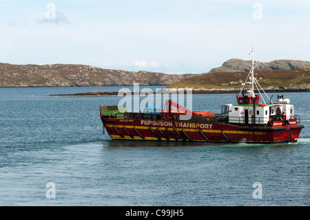 Die "Ernte-Anne", einem kleinen Roll-on / Roll-off Fähre für Ferguson Transport, nähert sich Ardmhor auf der Insel Barra. Stockfoto