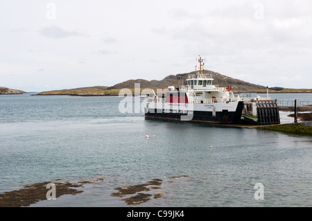 Die Caledonial MacBrayne Autofähre "MV Loch Alainn" an der Àird Mhòr Slipanlage auf der Insel Barra in den äußeren Hebriden. Stockfoto