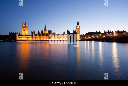 Big Ben und Houses of Parliament angesehen, über die Themse, London UK Stockfoto