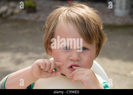 Kleinkind auf der Suche nach Nahrung verwirrt Stockfoto