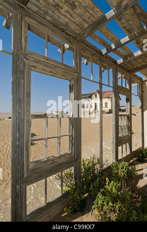 Blick von der Veranda eines verlassenen Hauses in Kolmanskop einer ehemaligen Diamantenmine in Namibia Stockfoto