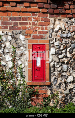 Eingebettet in eine typische Norfolk Feuerstein und Ziegel Wand Briefkasten Stockfoto
