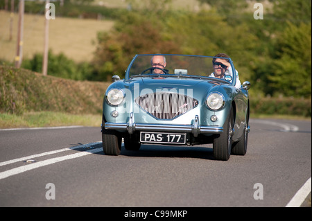 50er Jahre Austin-Healey 100 Auto getrieben durch ländliche England im Sommer. Stockfoto