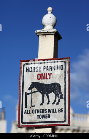 Verkehrsschild erlaubt das Parken von Pferden nur auf der historischen Harbour Street. Oamaru, Otago, Neuseeland Stockfoto