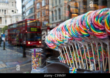 Reflexion der London-Bus in süßen Schaufenster Stockfoto