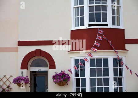 Union Jack Bunting hängen außerhalb der Gebäude in Weymouth im Juli Stockfoto