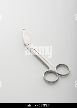 Chirurgische Scheren auf weißem Hintergrund Stockfoto