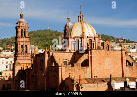 Mexiko, Bajio, Zacatecas, die Kathedrale, außen mit gewölbtem Dach und Bell Türme. Stockfoto