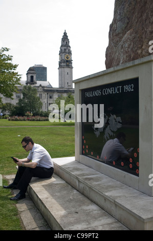 Monumento ein Los Caídos En la Guerra de las Malvinas. Torre del Reloj del Ayuntamiento al Fondo. CARDIFF, Gales. Wales. Stockfoto