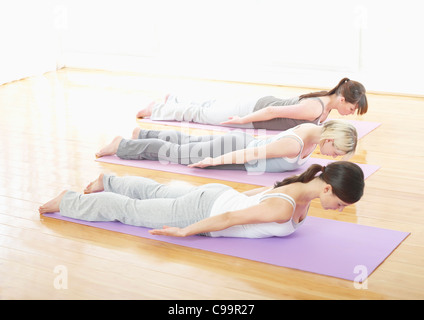 Deutschland, Hamburg, Yoga-Lehrer und weiblichen Auszubildenden beim Yoga trainieren Sie im Fitnessraum Stockfoto