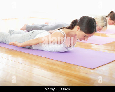 Deutschland, Hamburg, Yoga-Lehrer und weiblichen Auszubildenden beim Yoga trainieren Sie im Fitnessraum Stockfoto