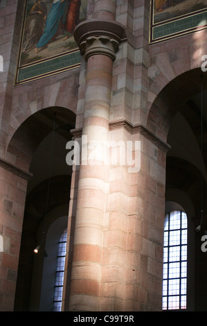 Säule im Kirchenschiff, innen der romanischen Kathedrale von Speyer, Rheinland-Pfalz, Deutschland Stockfoto