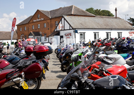 Motorräder, die während eines Meetings auf dem Mallory Park Racing Circuit in Leicestershire geparkt wurden. Stockfoto