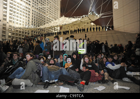 Französische Demonstranten beitreten die besetzen La Defense-Demonstration aber Polizei hindern pitching ihre Zelte - Paris, Frankreich Stockfoto