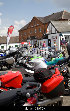 Motorräder geparkt in Mallory Park Racing Circuit, Leicestershire Stockfoto