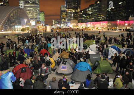 Französische Demonstranten beitreten die besetzen La Defense-Demonstration aber Polizei hindern pitching ihre Zelte - Paris, Frankreich Stockfoto