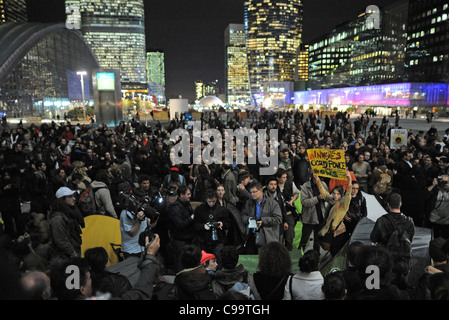 Französische Demonstranten beitreten die besetzen La Defense-Demonstration aber Polizei hindern pitching ihre Zelte - Paris, Frankreich Stockfoto