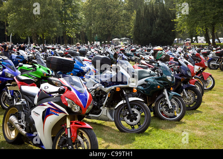 Motorräder geparkt in Mallory Park Racing Circuit, Leicestershire Stockfoto