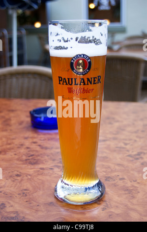 Ein bedrucktes Glas Paulaner Weißbier Weizen Bier in einer Bar in Speyer, Rheinland-Pfalz, Deutschland pub Tabelle getränke Gläser Stockfoto