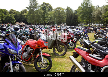 Motorräder geparkt in Mallory Park Racing Circuit, Leicestershire Stockfoto