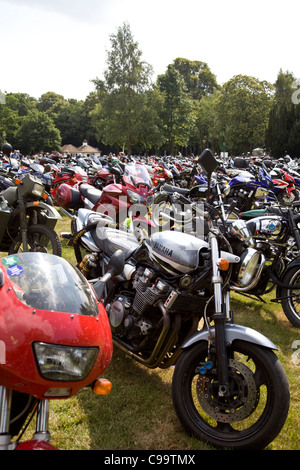 Motorräder geparkt in Mallory Park Racing Circuit, Leicestershire Stockfoto