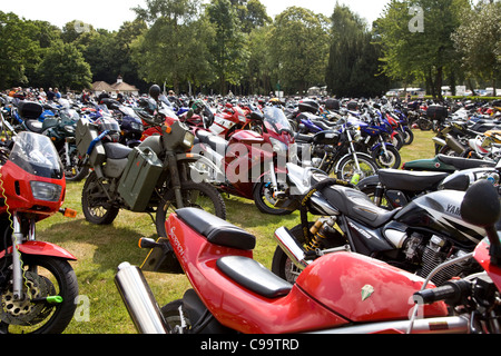 Motorräder geparkt in Mallory Park Racing Circuit, Leicestershire Stockfoto