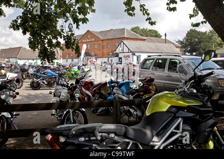 Motorräder geparkt in Mallory Park Racing Circuit, Leicestershire Stockfoto